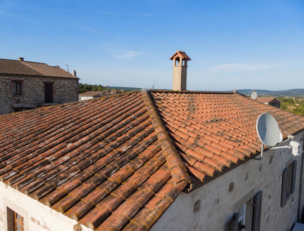 Tejado de teja de una vivienda sin placas solares